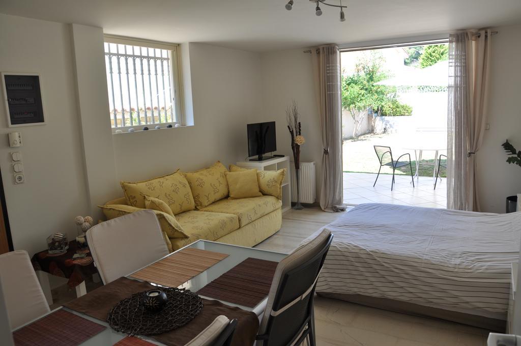 Cosy Studio With Garden / Individual Apartment アテネ エクステリア 写真